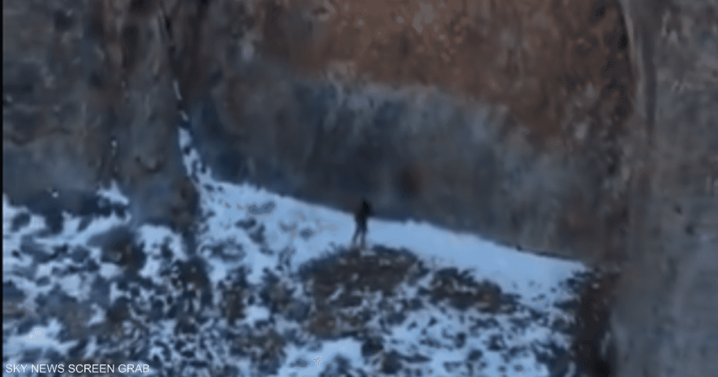 فيديو.. “باب عملاق” غامض في جبال كازاخستان يثير جدلا واسعا