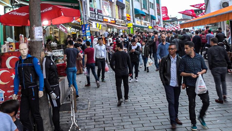 أضنة تفقد ملامحها السورية.. عودة اللاجئين تغلق المتاجر وتفرغ الشوارع