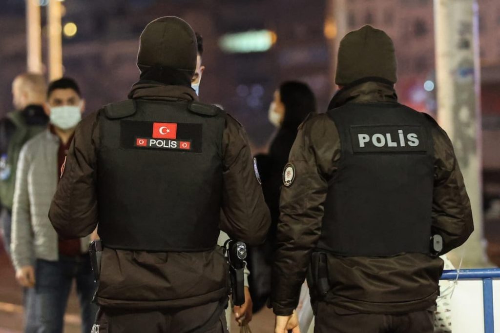 تفكيك شبكة احتيال هاتفي كبرى استولت على 20 مليون ليرة – تركيا بالعربي