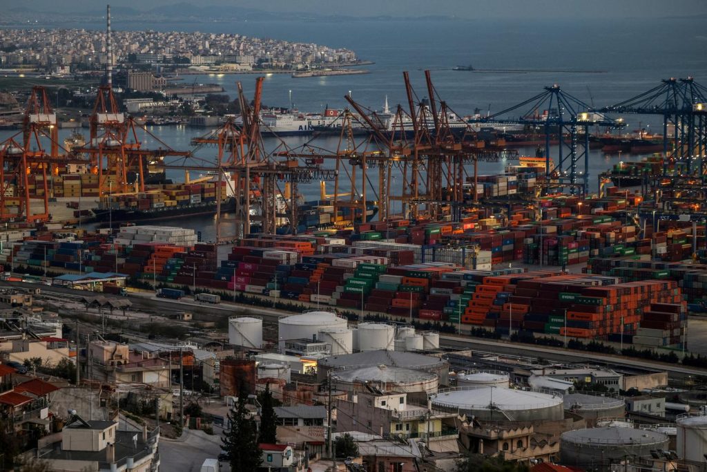 في ميناء Piraeus ، في اليونان ، سجل مدخلات من البضائع المستوردة من الصين من الصين