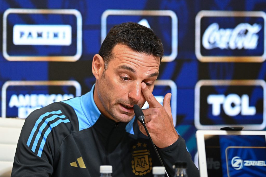 شاهد.. سكالوني مدرب الأرجنتين يبكي بسبب ميسي