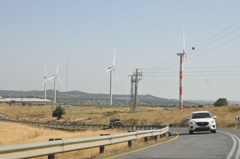 تعمل إسرائيل على تطوير مشاريع لاستخراج الطاقة عبر المراوح والتوربينات في هضبة الجولان السوري المحتلة، ضمن خططها لتعزيز مصادر الطاقة البديلة وتقليل الاعتماد على الغاز الطبيعي.