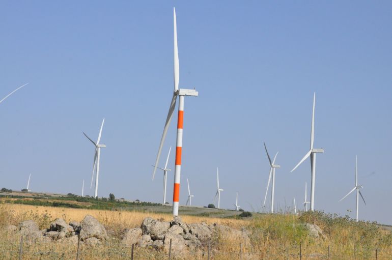 تعمل إسرائيل على تطوير مشاريع لاستخراج الطاقة عبر المراوح والتوربينات في هضبة الجولان السوري المحتلة، ضمن خططها لتعزيز مصادر الطاقة البديلة وتقليل الاعتماد على الغاز الطبيعي.