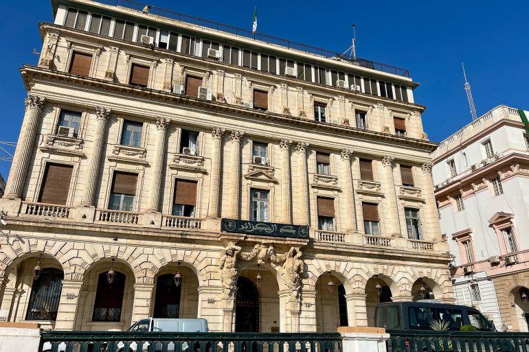 اقر بنك الجزائر خفض المعدل التوجيهي والاحتياطي الإلزامي