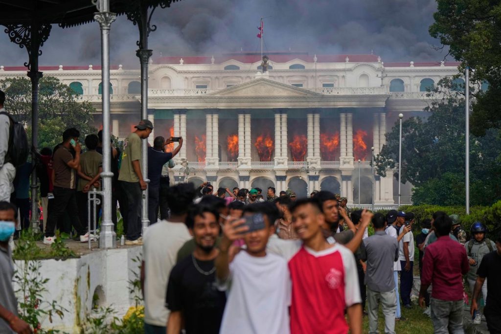 البرلمان المدفون ، 19 قتيلا واستقالة رئيس الوزراء ، نيبال في الأزمة