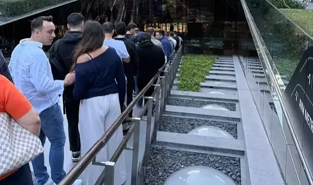 طوابير وزحام في تركيا لشراء “آيفون 17” رغم سعره الباهظ – تركيا بالعربي