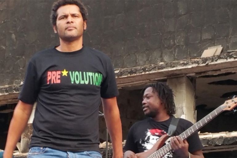 Smockey at the 5 March concert in front of the ruins of the National Assembly. المصدر:musicinafrica.