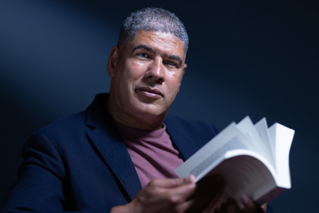 رشيد بنزين والوجه الإنساني للضحايا: القراءة فعل مقاومة والمُتخيَّل لا يُستعمر