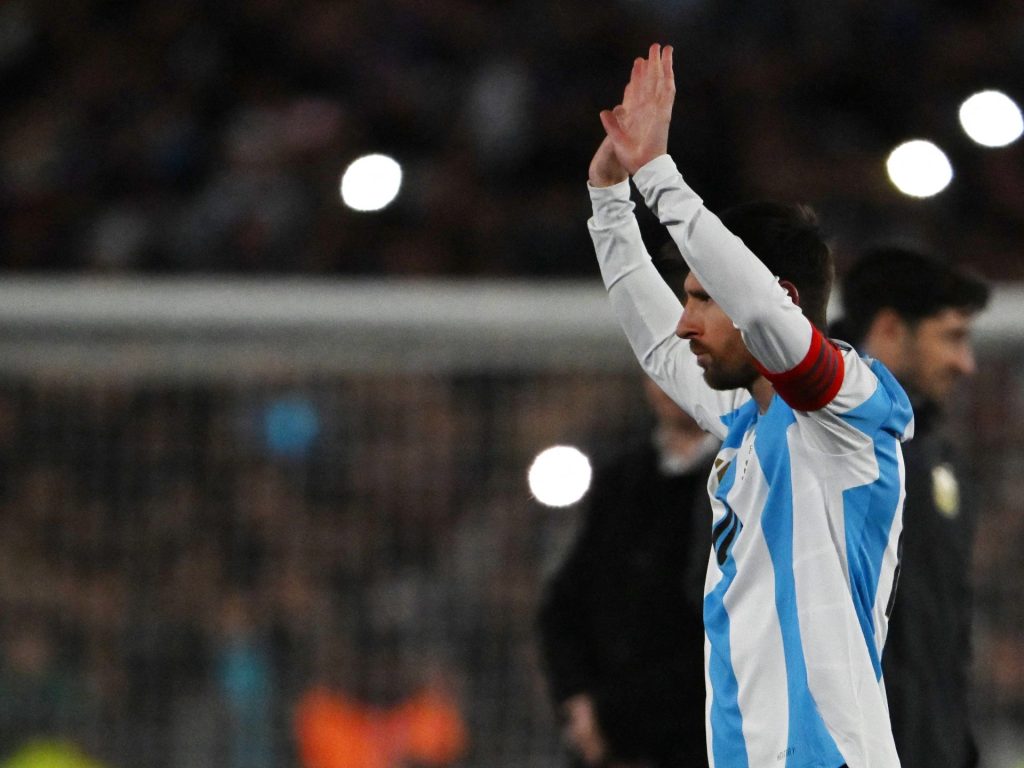 شاهد.. ميسي يودّع الجماهير الأرجنتينية باكيا ويحسم قرار المشاركة بمونديال 2026