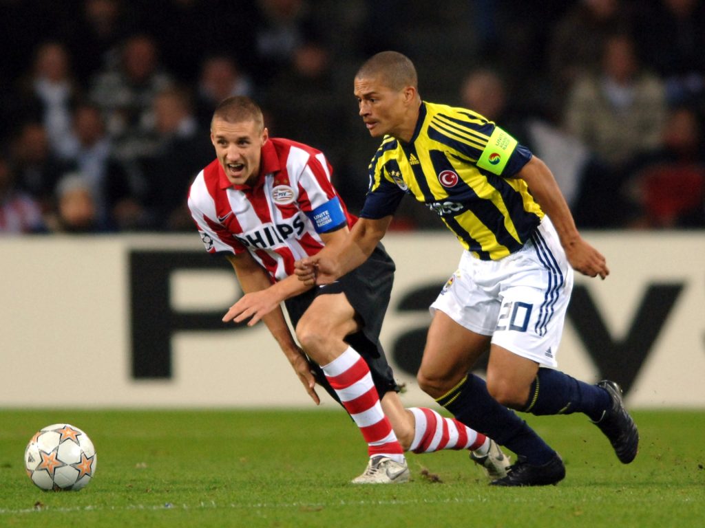 أليكس دي سوزا نجم برازيلي أوقفه صراع بين العبقرية الكروية والخيانات