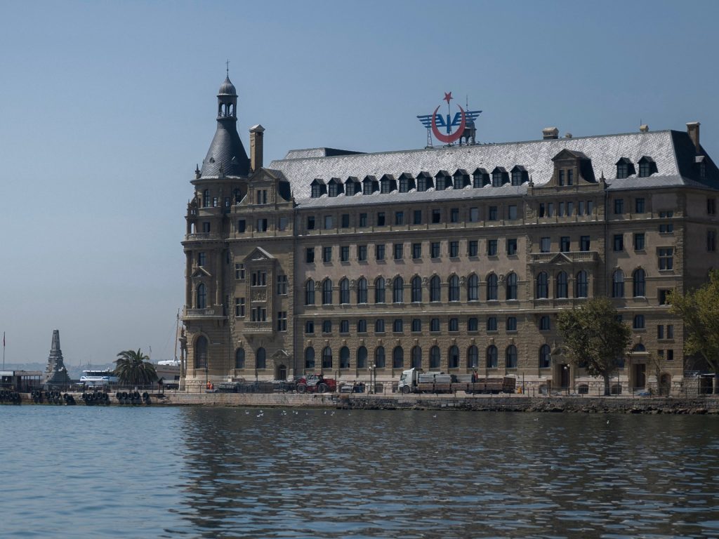 محطة القطارات التاريخية بإسطنبول تخوض صراع البقاء وسط تطلعات فنية