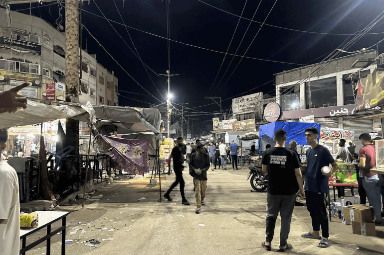 اضاءة سوق النصيرات ليلا يمنح المواطنين شعورا بالراحة النفسية (الجزيرة)