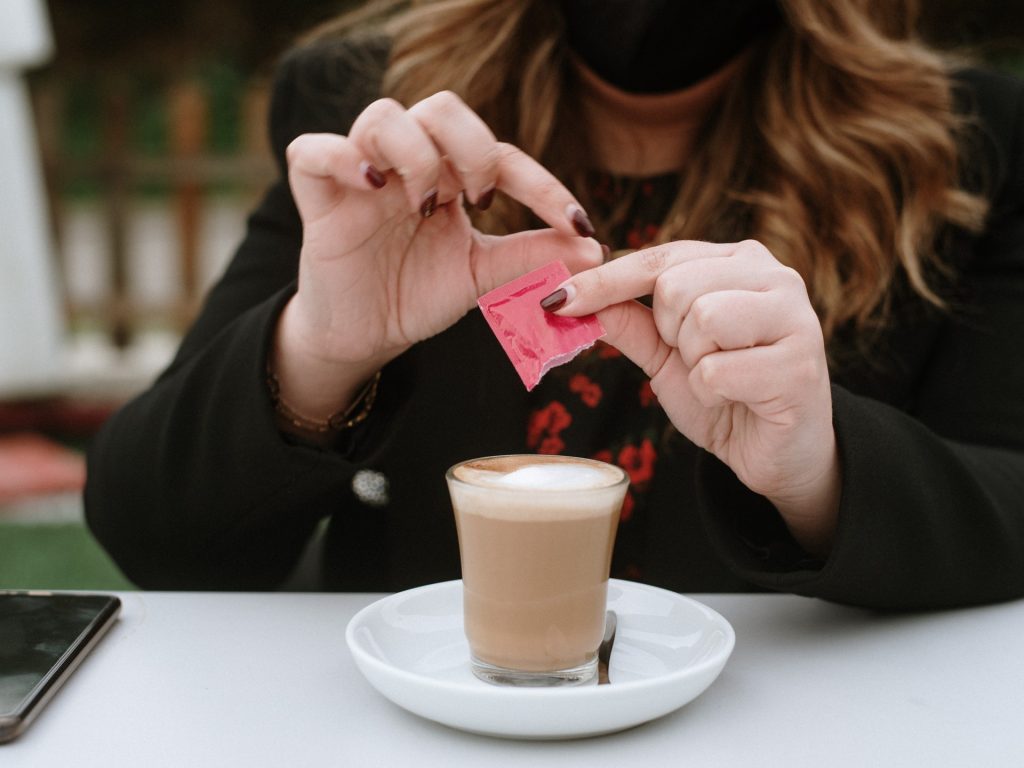 دراسة تحذر من أن المُحليات الصناعية قد تسرع التدهور الإدراكي