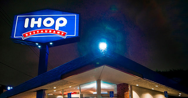 طعن عامل IHOP البالغ من العمر 67 عامًا قبل انتهاء التحول مباشرة