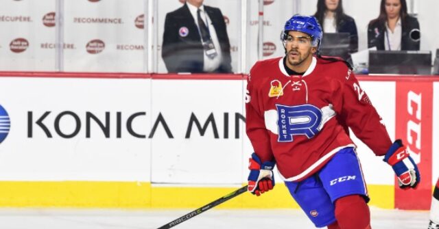 لاعب الهوكي المشارك في علامات الموت آدم جونسون مع فريق دوري NHL الصغرى