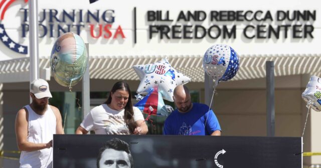 رجل اعتقل بتهمة تشارلي كيرك التذكارية في Turning Point USA HQ