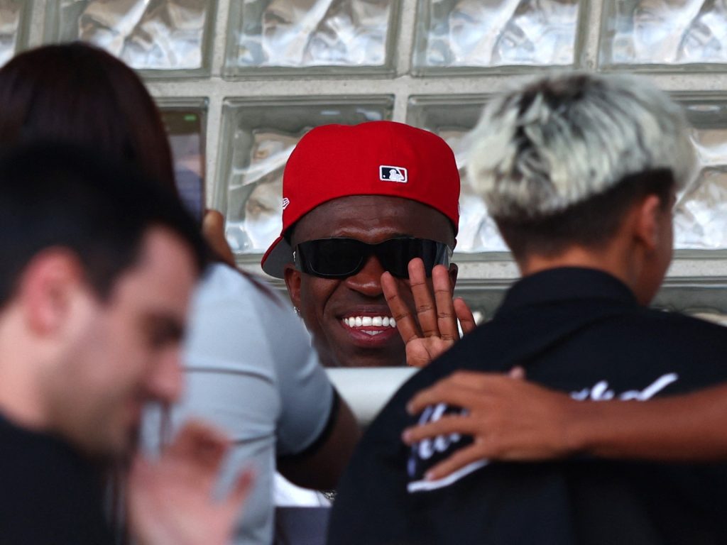 فريق يملكه فينيسيوس تعاقد مع 33 لاعبا وخسر 3 مباريات من أصل 4 بالدوري البرتغالي