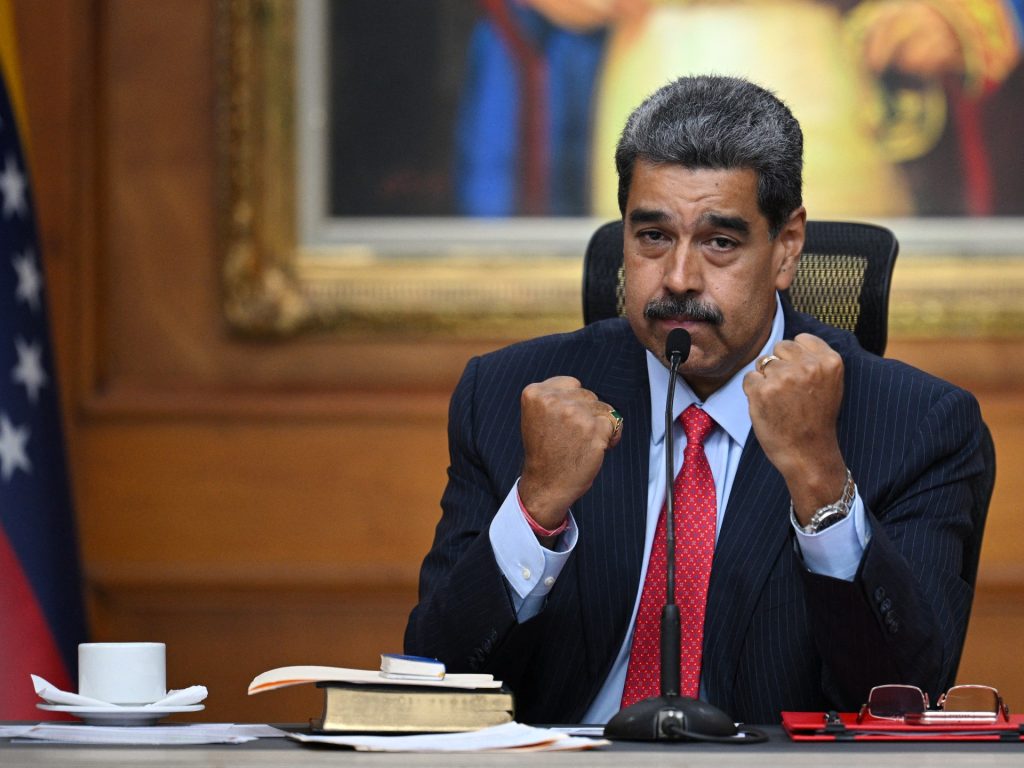رئيس فنزويلا يهدد بـ”الكفاح المسلح” إذا تعرضت بلاده لهجوم أميركي | أخبار