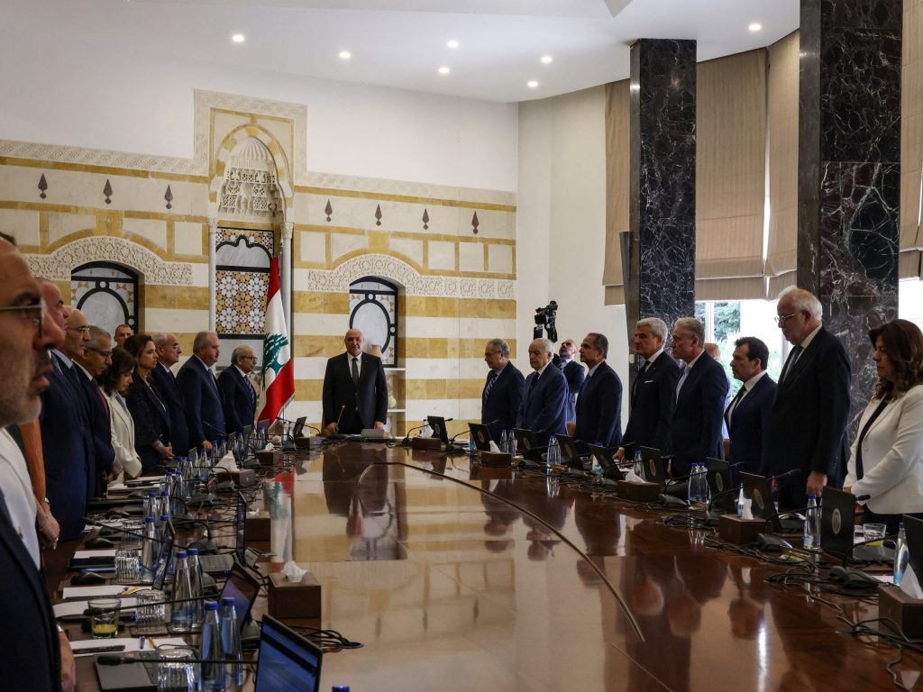 الحكومة اللبنانية ترحب بخطة حصر السلاح بغياب وزراء حزب الله وأمل