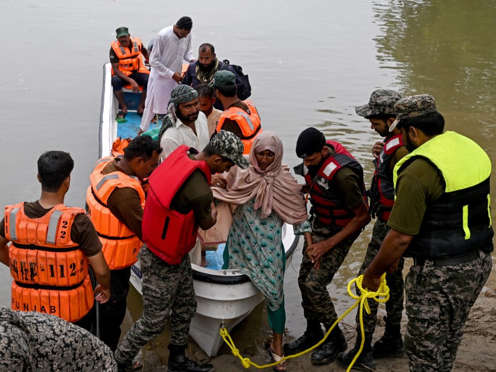 إجلاء 25 ألف باكستاني خشية فيضانات جديدة في البنجاب