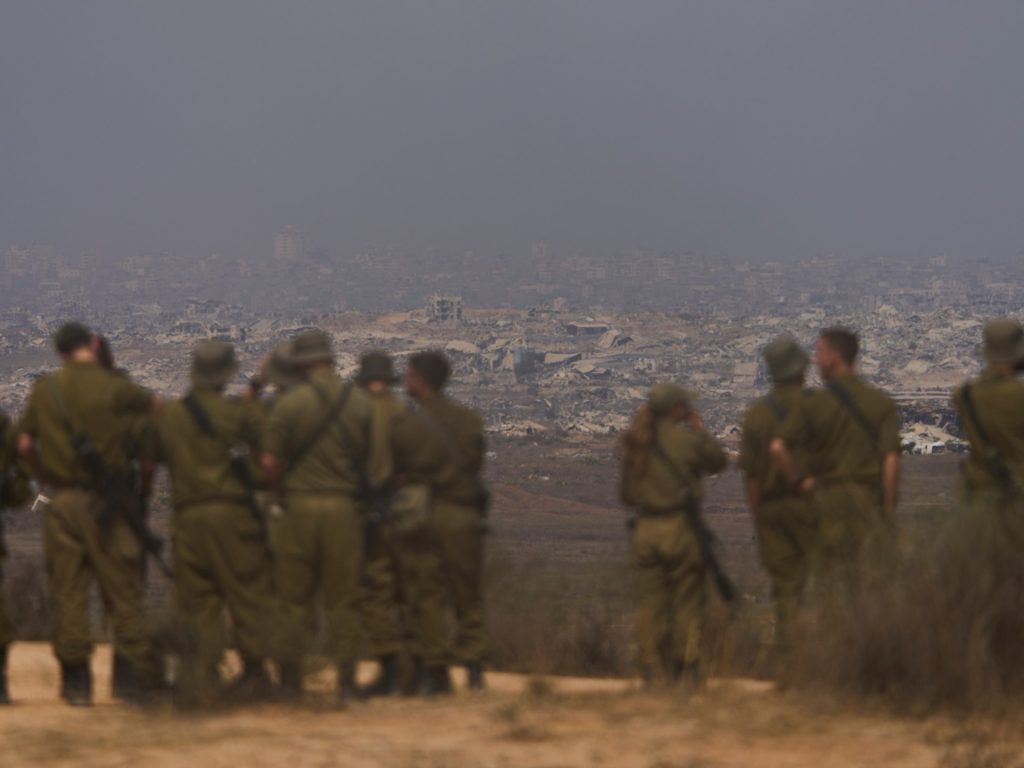 إسرائيل تبدأ تجنيد 60 ألف جندي وتستعين بمتعاقدين مدنيين لاحتلال غزة