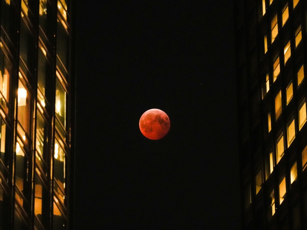 العالم على موعد مع “القمر الدموي” غدا الأحد | أخبار