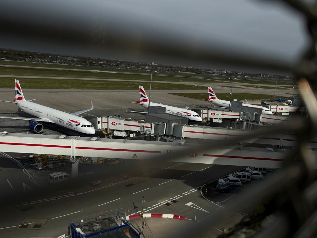 إخلاء مبنى ركاب بمطار هيثرو وفرق الطوارئ تستجيب لحادث