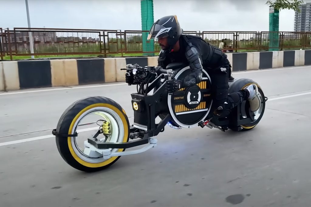 شاهد بالفيديو.. 3 طلاب يحوّلون الخردة إلى دراجة كهربائية ذكية