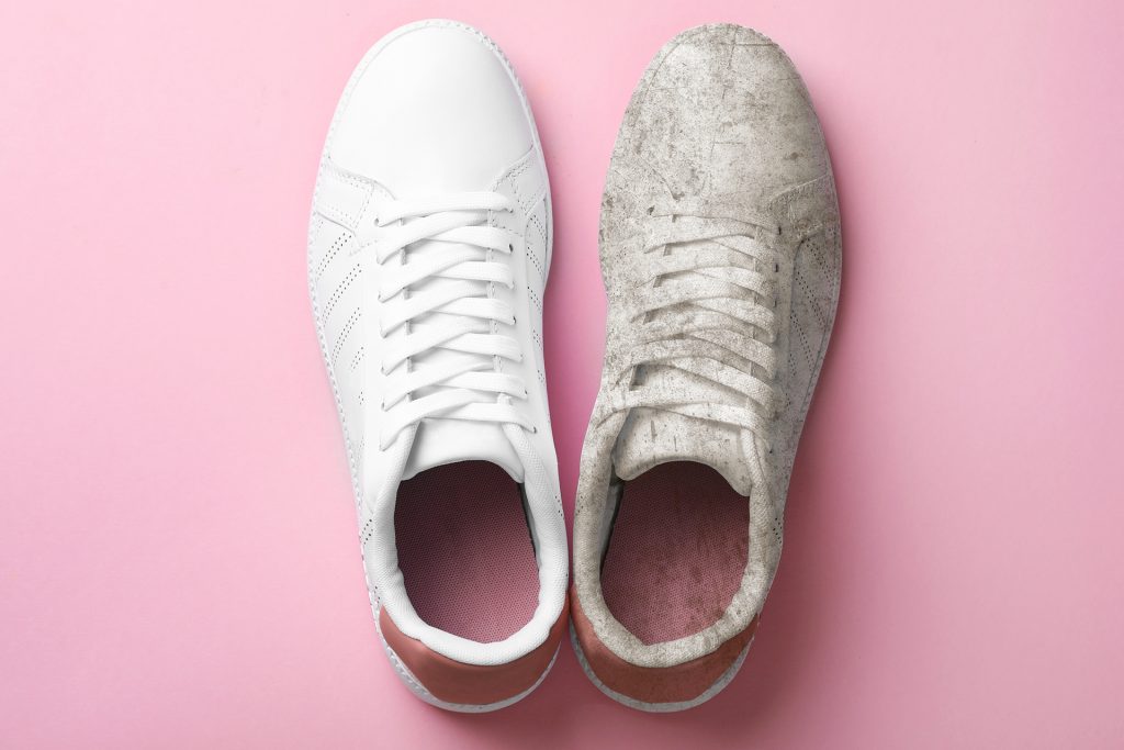 دليلك الشامل لتنظيف الأحذية.. الغسيل اليدوي أم الغسالة؟