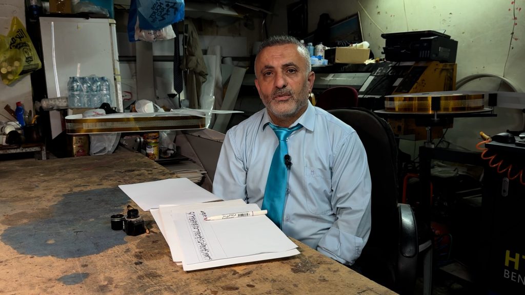 خطاط مقدسي يروي رحلته في تزيين جدران الأقصى وكتابة القرآن الكريم