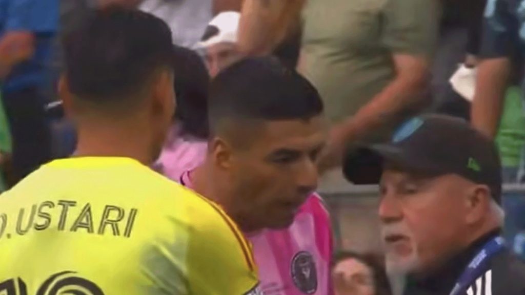 “عضاض وعنصري”.. مواقع التواصل تتفاعل مع “بصقة سواريز” | رياضة