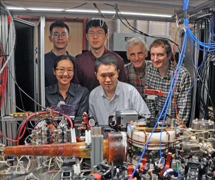 فولفغانغ كيتيرل الفريق البحثي الذي أدار التجارب (معهد ماستشوستس للتكنولوجيا)