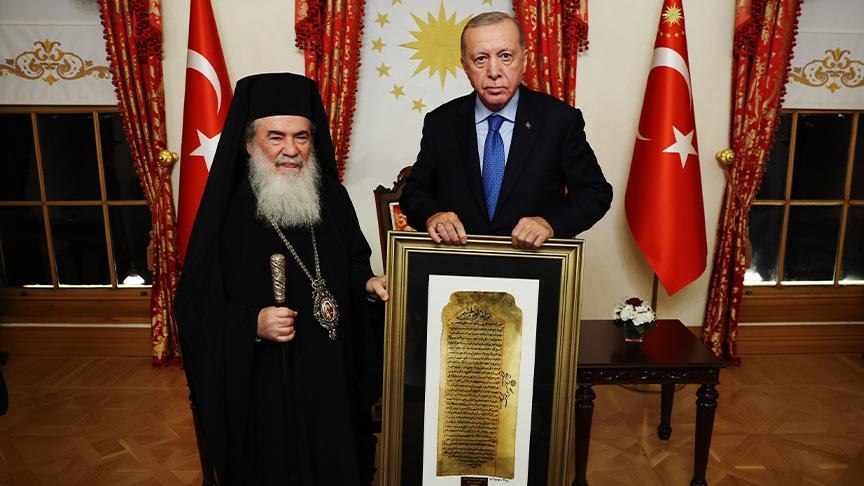بطريرك القدس يهدي أردوغان نسخة من العهدة العمرية – تركيا بالعربي