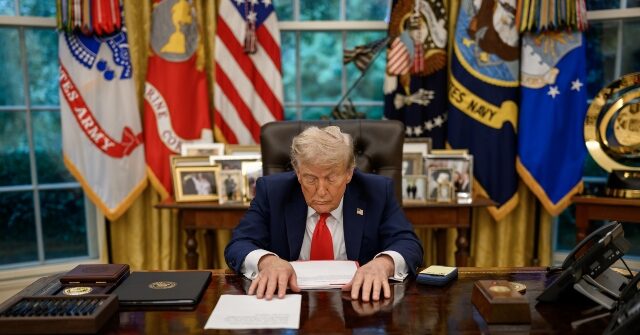 دونالد ترامب يقيم حفل التوقيع