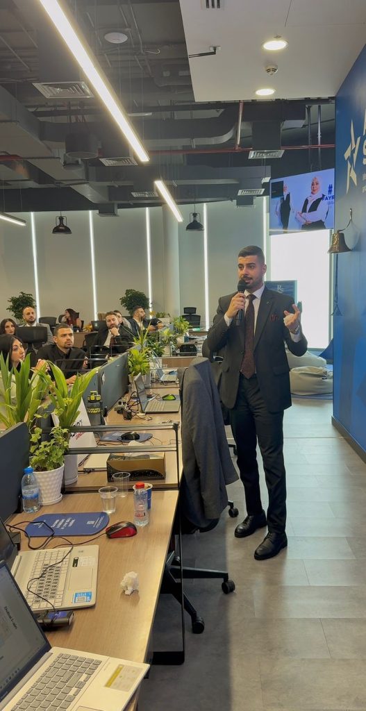 أحمد وشاح.. أردني يرسم قصة نجاحه في سماء دبي