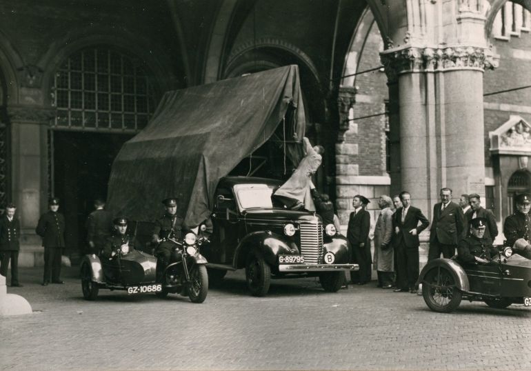 Met deze wagen en op dezelfde manier werd op 4 september 1939 de Nachtwacht naar kasteel Radboud in Medemblik gebracht en vervolgens op 13 en 14 mei 1940 naar Castricum. Foto Rijksmuseum.