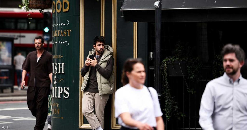 بكاميرا وطلاء أحمر.. ما قصة “صياد النشالين” في لندن؟