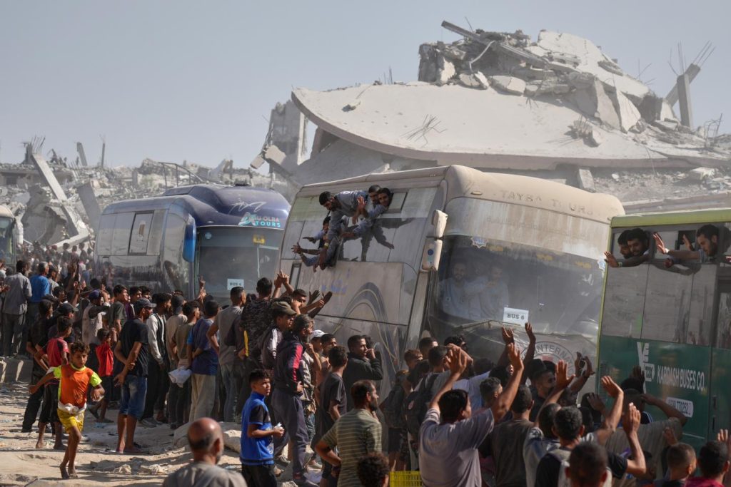 من بين أنقاض غزة، تحتفل حماس بالإفراج عن 2000 أسير فلسطيني