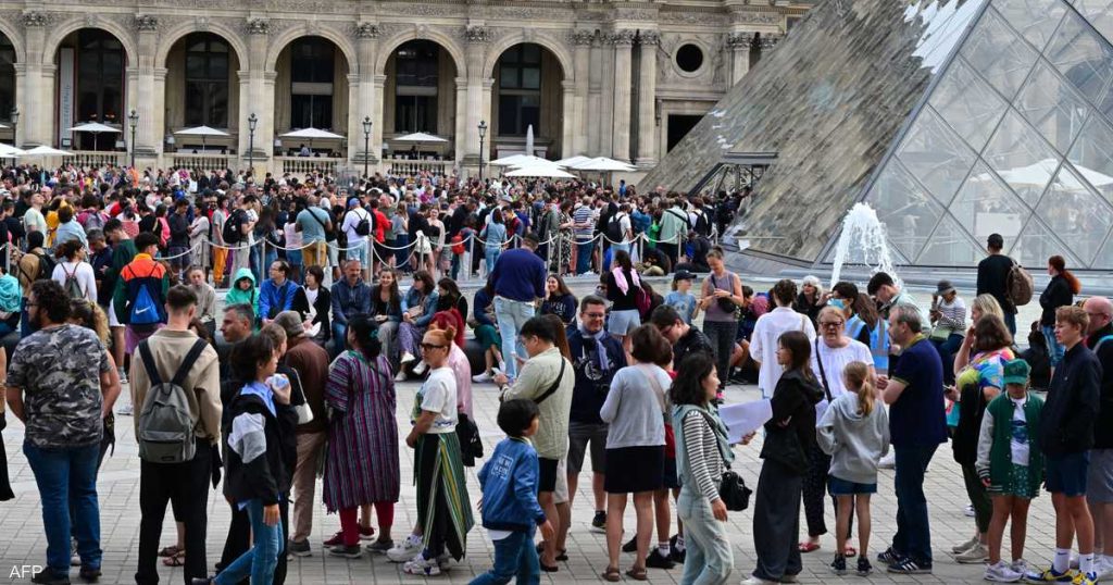 بعد سرقة “القطع الثمينة”.. اللوفر يعيد فتح أبوابه