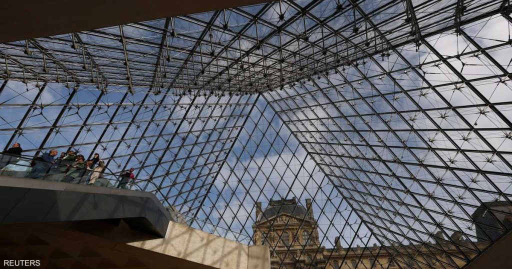 سرقة اللوفر.. مديرة المتحف تكشف “ثغرة صغيرة” استغلها اللصوص