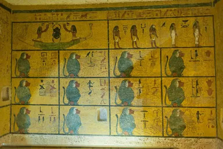 12 قرد يمثلون ال12 ساعة الليلية