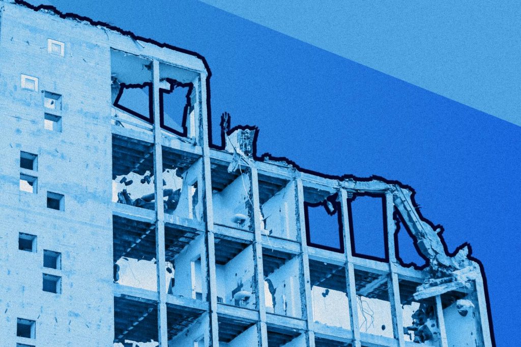 “في كييف، أصبح الإرهاب جزءًا من الحياة اليومية ويؤدي إلى احتفال شبه رسمي بالحياة الطبيعية”