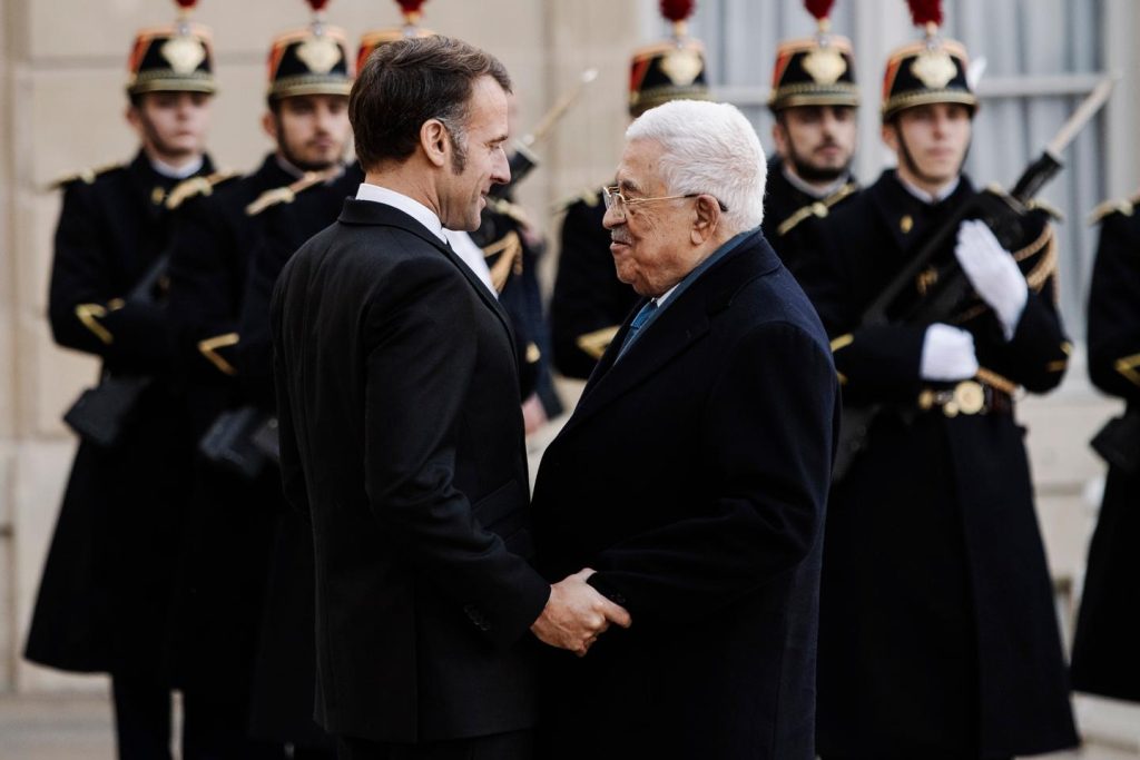 محمود عباس يدافع في باريس عن دور السلطة الفلسطينية في خطة السلام في غزة