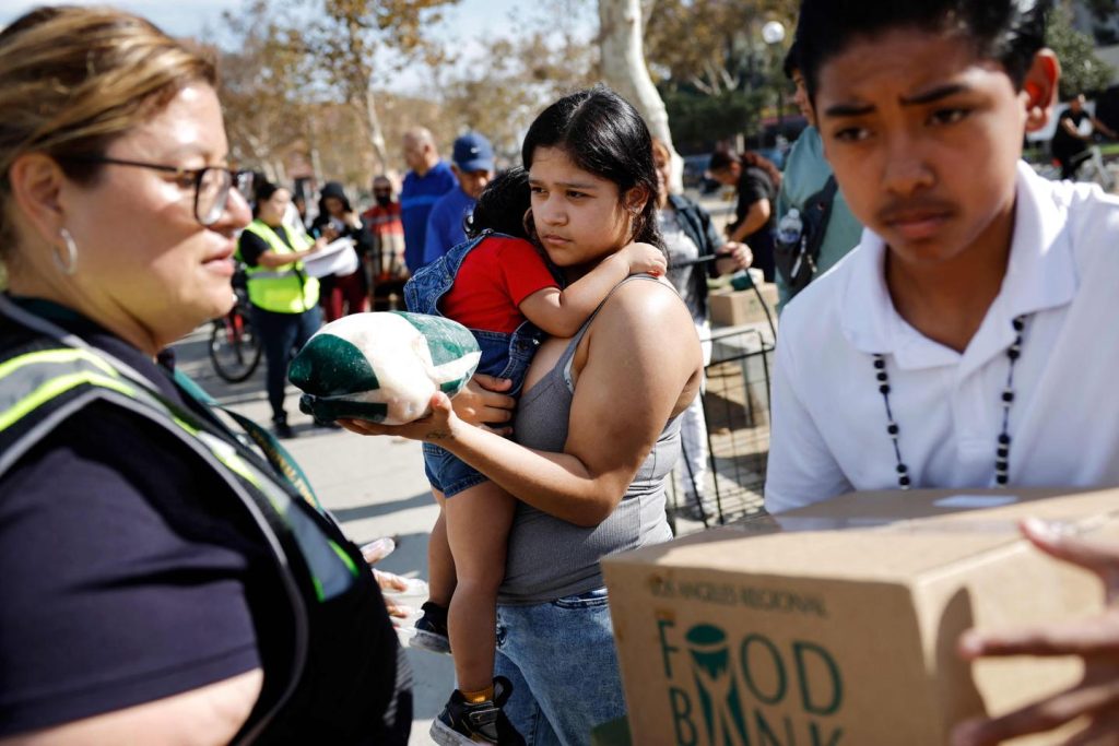 وفي الولايات المتحدة، قررت المحكمة العليا تمديد تجميد المساعدات الغذائية التي يعتمد عليها نحو 42 مليون أميركي