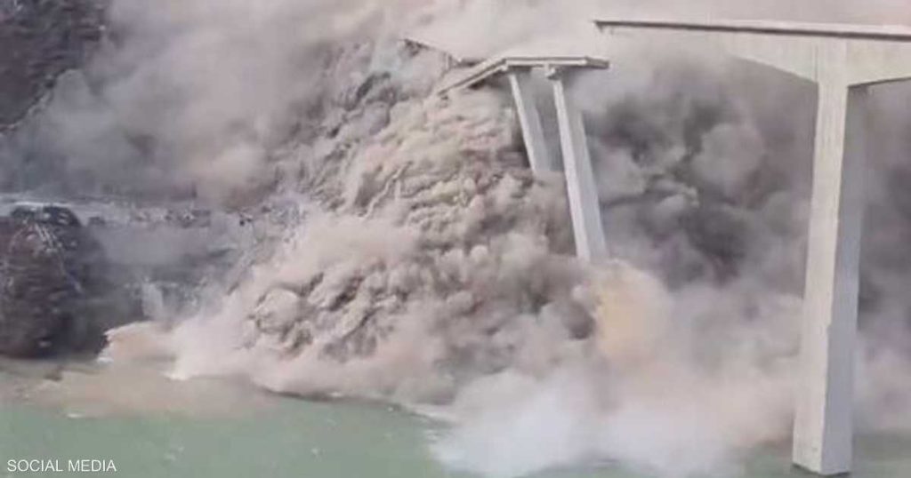 فيديو “مخيف”.. انهيار جسر عملاق بعد أشهر من افتتاحه