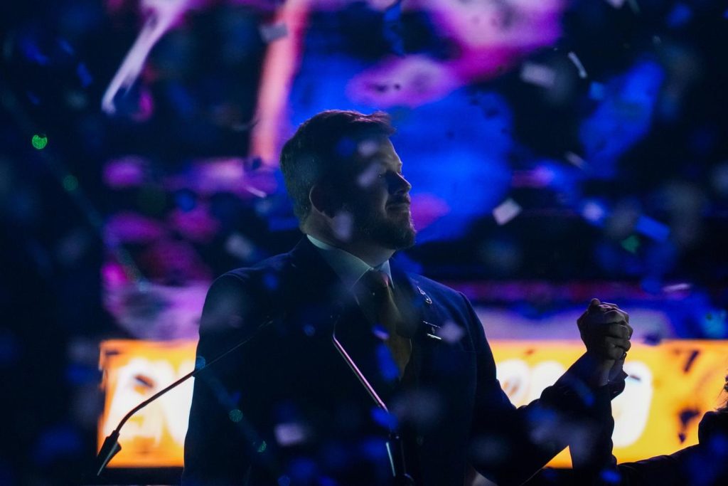 وفي تشيلي، أحدث المرشح الليبرالي يوهانس كايزر مفاجأة عشية الانتخابات الرئاسية