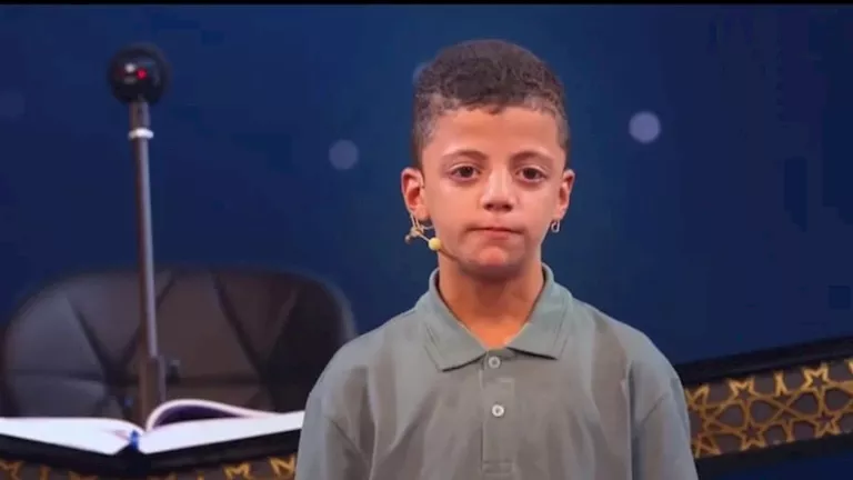 أصغر متسابق في “دولة التلاوة” يغادر باكيًا.. ولجنة التحكيم تقبل رأسه