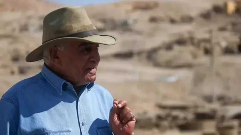 هل قامت الكائنات الفضائية ببناء الأهرامات؟.. زاهي حواس يكشف الحقيقة (ف