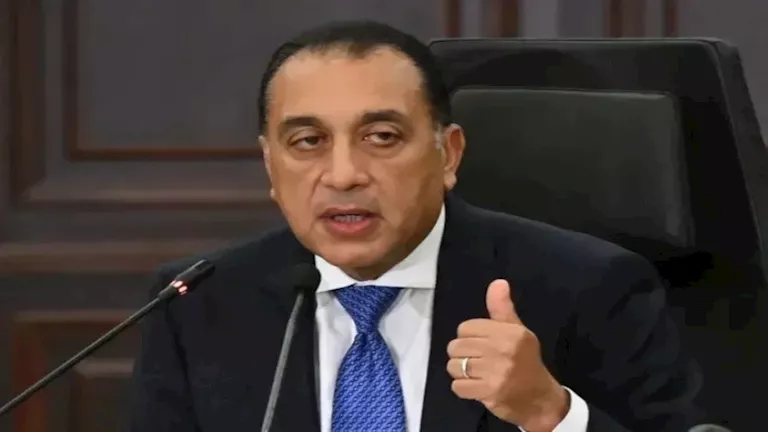 مدبولي يلتقي رئيس مجموعة “فيكا” الفرنسية لبحث توسعاتها في قطاع الأسمنت