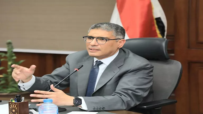 محافظ الجيزة يتابع سير العمل بموقف السرفيس الحضاري بالصف